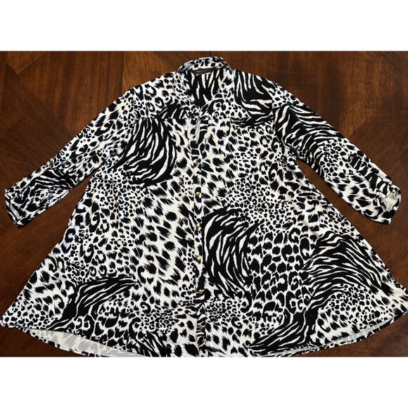 BCBG Women's L Black & White Animal Print Tab Sleeve Swing Knit Top - Picture 1 of 4